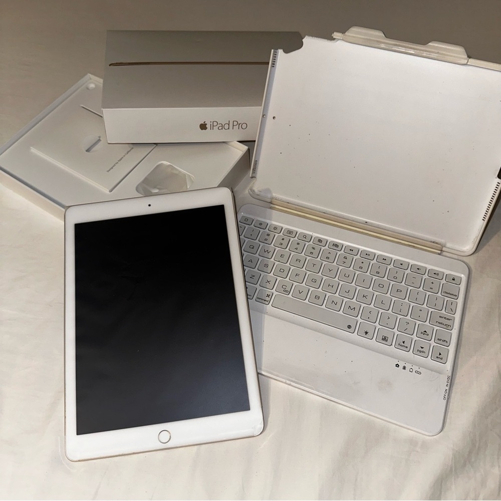 Apple iPad Pro 128GB Wi-Fi 9.7 in Gold in Box & Wireless Bluetooth Keyboard Case
